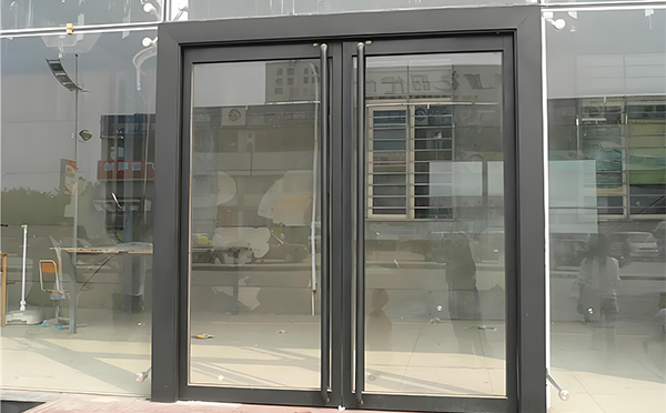 吉木乃玻璃地弹门